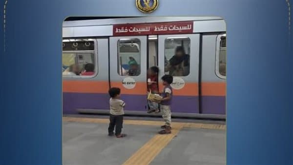 الداخلية توضح قصة فيديو طفل يمسك بالمترو بالجيزة