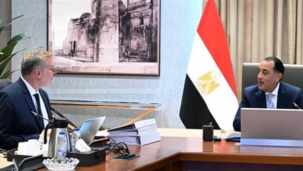 رئيس الوزراء يناقش مع وزير البترول ملفات عمل
