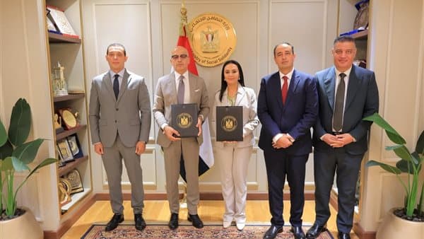 وزيرة التضامن ورئيس عين شمس يوقعان تعاون لدبلوم الإرشاد النفسي