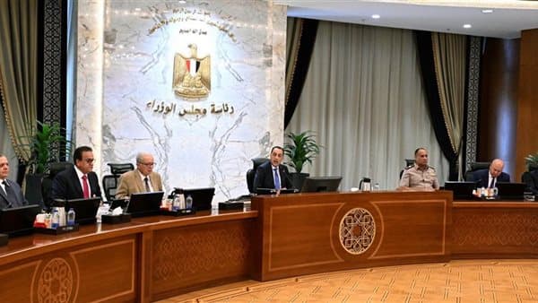 الحكومة تعين 43 ألف معلم قريباً
