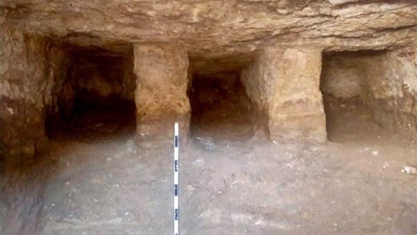 اكتشاف مقابر ومنشأة رومانية بتل اليهودية