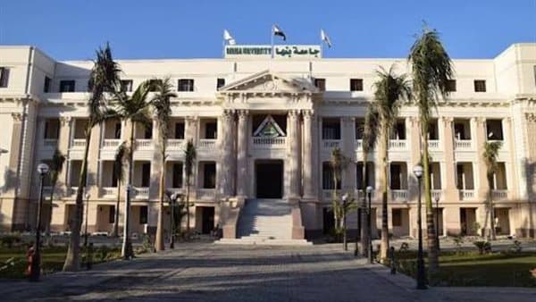 طالبة يمنعها بنطال مقطع من دخول كلية بنها