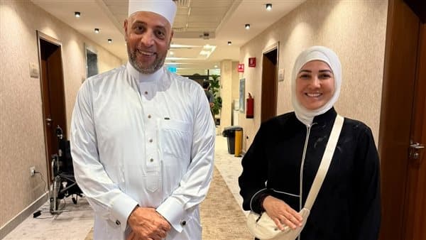 ياسمين الصغير تساعد النساء في الحج والعمرة