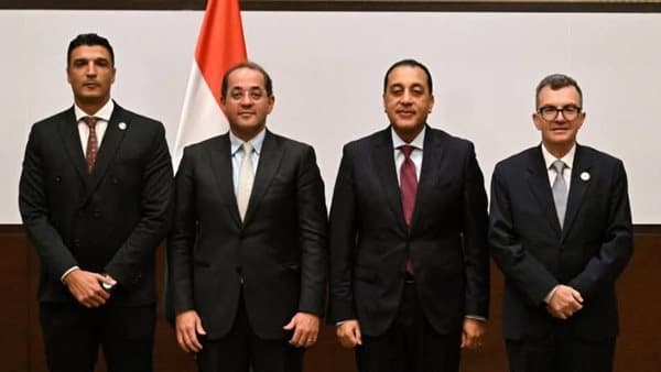رئيس الوزراء يوقع اتفاق دَين تاريخي مع بنك الاستثمار