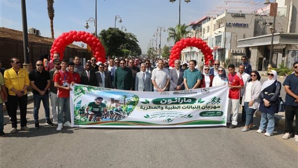 محافظ بني سويف يفتتح ماراثون الدراجات في مهرجان النباتات