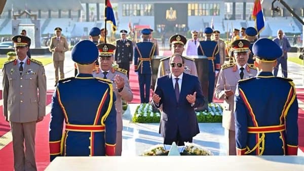 السيسي يضع إكليلا على قبري السادات وعبد الناصر