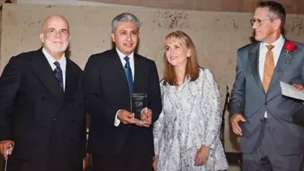 وزير السياحة يحقق جائزة الريادة العالمية