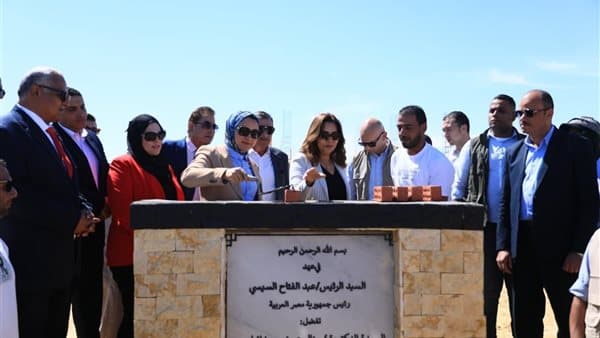 وزيرة التنمية ومحافظ الوادي الجديد يضعان حجر أساس لمجمع التمور