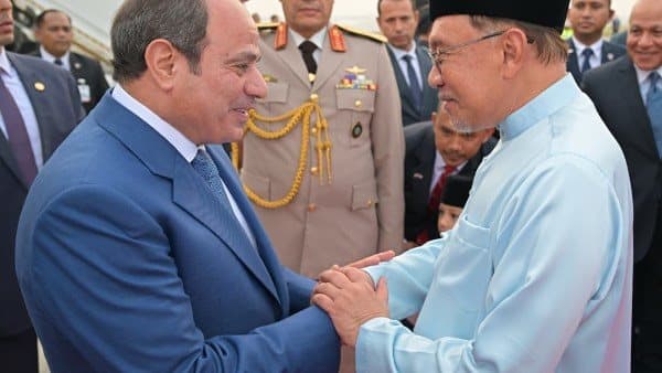 رئيس وزراء ماليزيا ينسق لتعزيز التعاون مع مصر