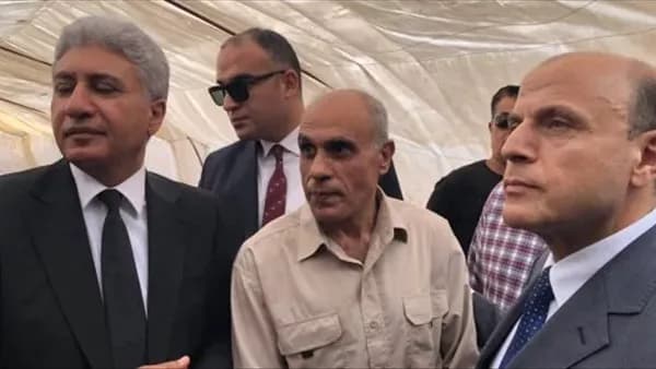 وزير السياحة يكرم مكتشف تمثال رمسيس وزوجته بالحج