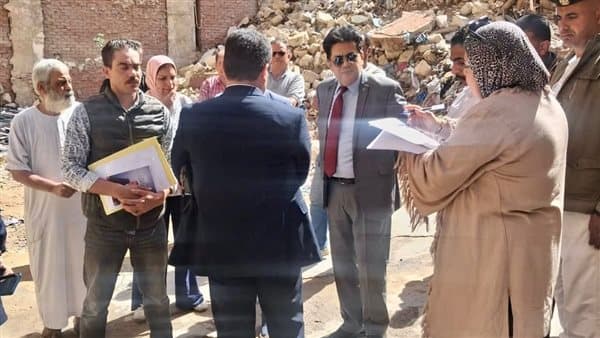 النيابة تراجع عقار مائل في الإسكندرية