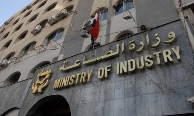 وزارة الصناعة تؤكد عدم وجود دراسة لإدراج شركة ناقلات النفط