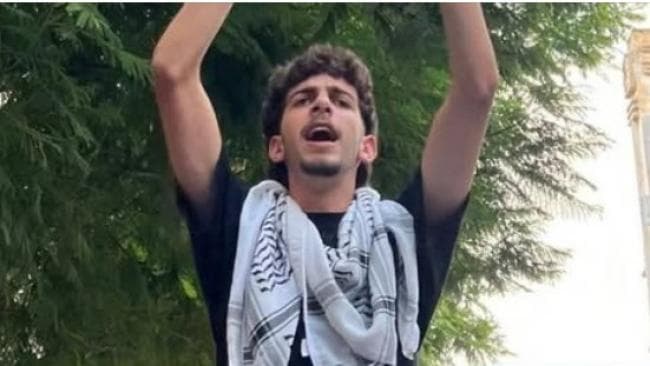 آدم مبارك يعود إلى المدرسة بعد الإفراج