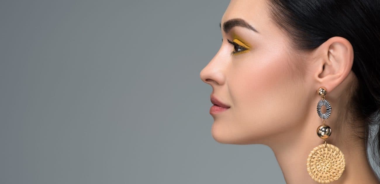تنسيق الأقراط مع ياقة الفستان