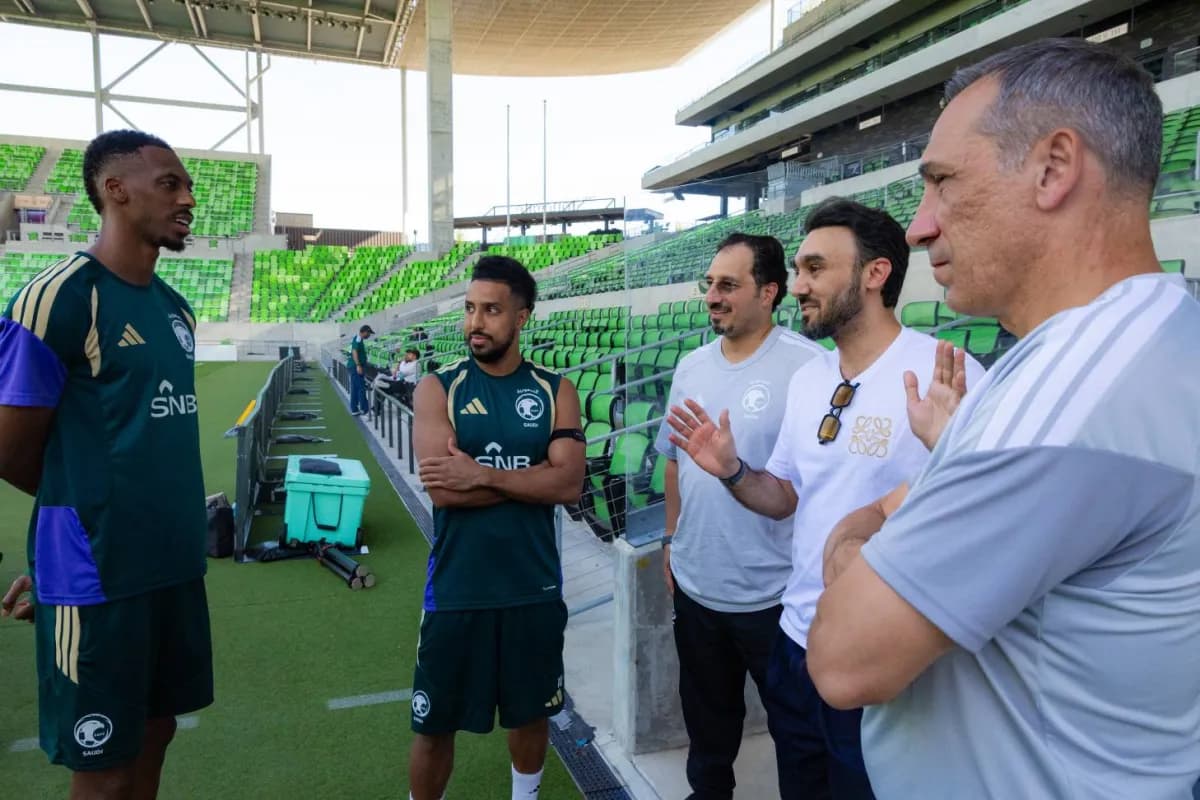 الفيصل يتابع تدريبات المنتخب السعودي وغياب حسان
