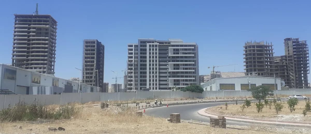Damascus luxury amid war ruins