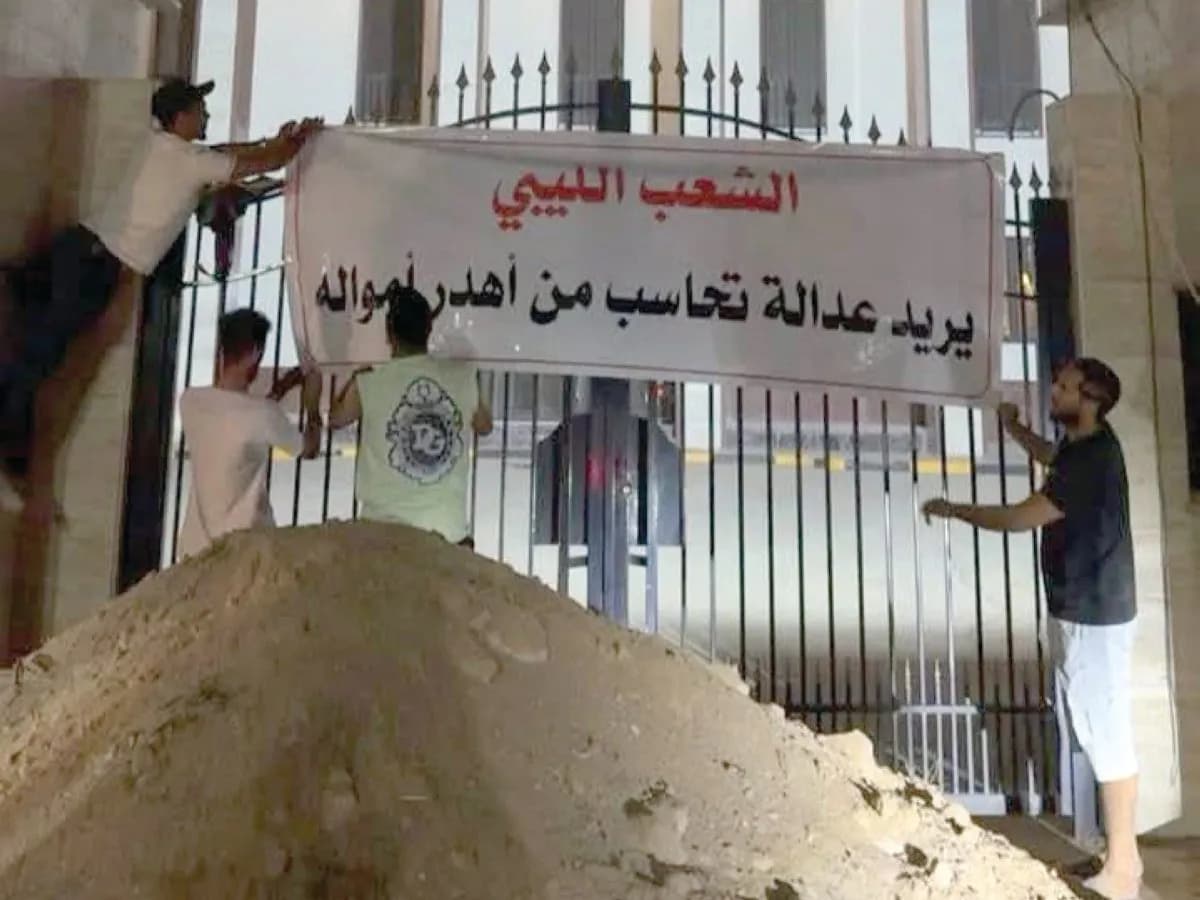 محتجون يعلنون العصيان في غرب ليبيا