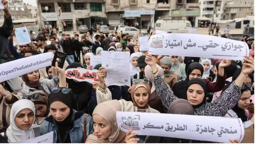 طلاب غزيون ينتظرون إجلائهم إلى إيطاليا
