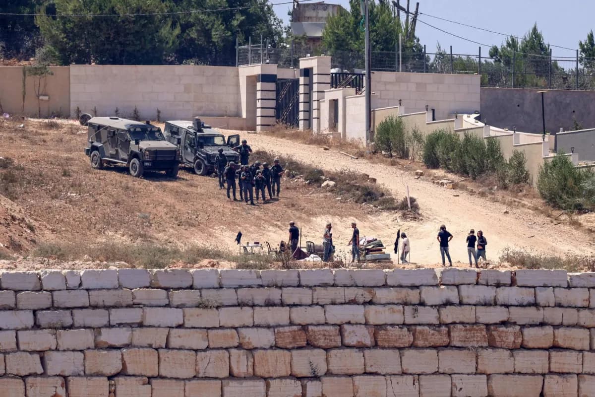 Israeli forces struggle to evacuate settlers in Palestinian home