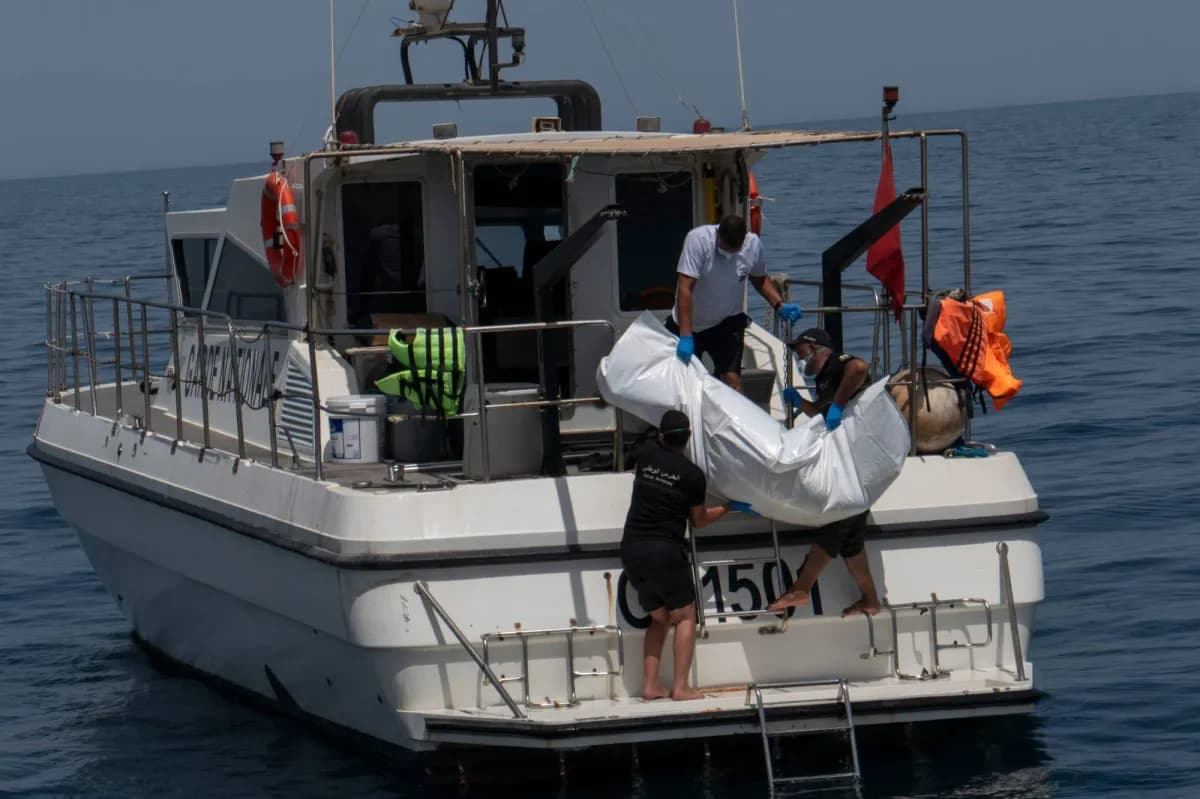 انتشال 12 جثة من حادث غرق قارب في تونس