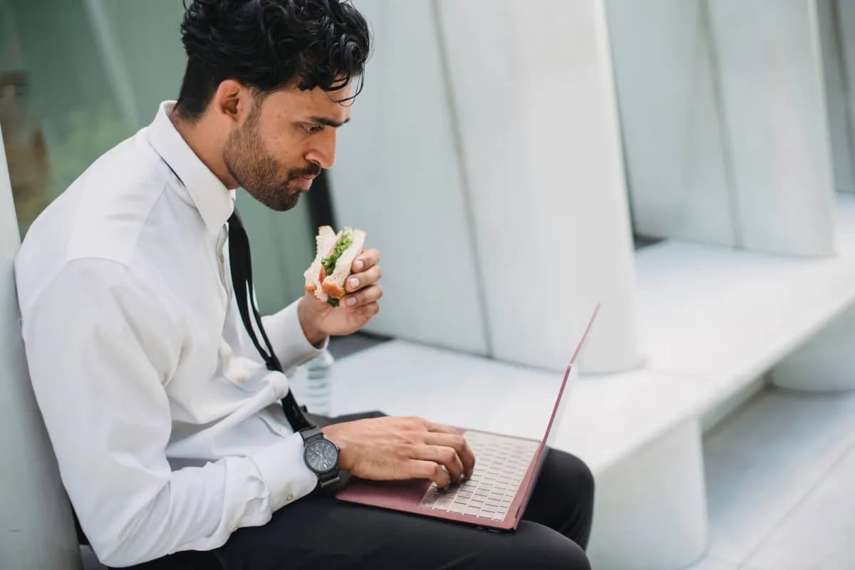 احذر من عادة تحويل لوحة المفاتيح الى مطعم للبكتيريا