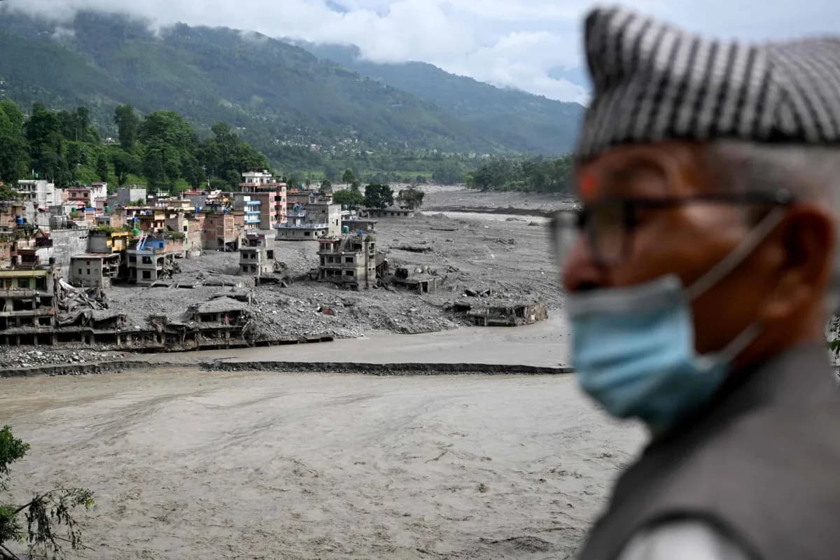 Nepal ramps up rescue after floods kill over 900