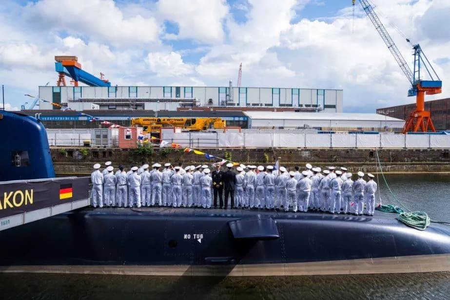 German submarine en route to Israel