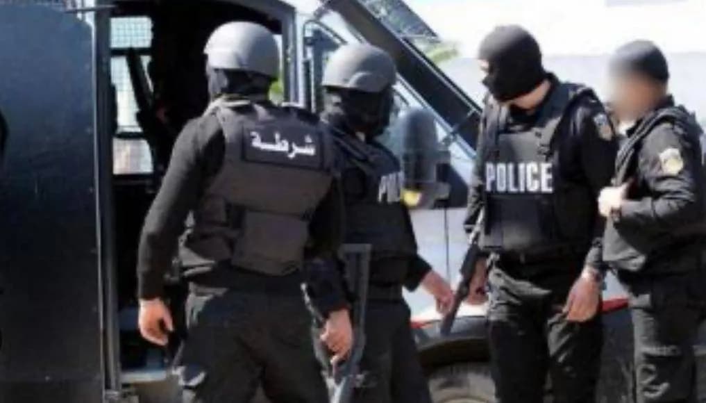 محكمة تونسية تؤيد سجن معارضين