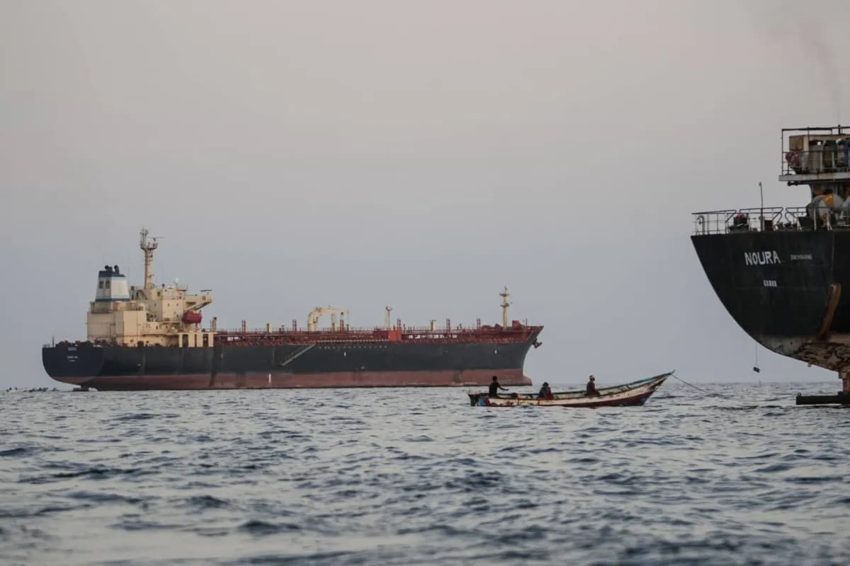 الحوثيون يحفرون خنادق ويزرعون ألغاما قرب باب المندب