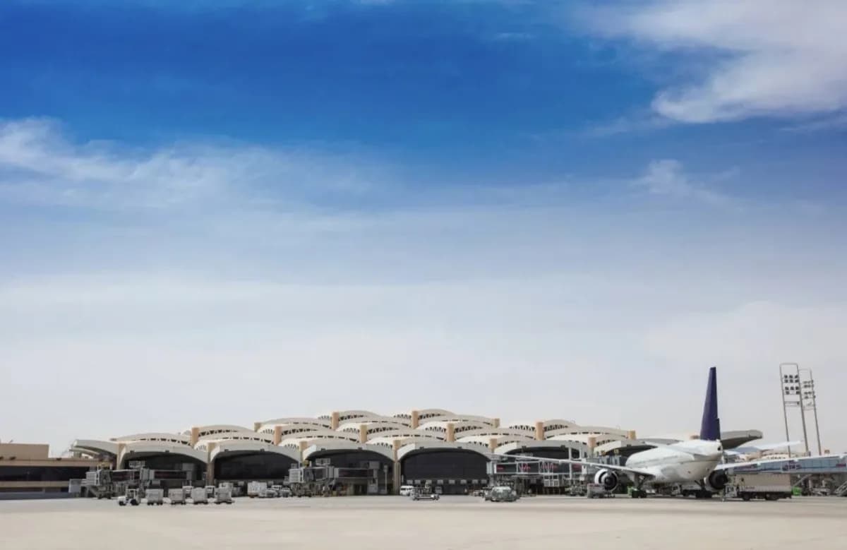 الطيران السعودي يعلّق عمليات مطار الرياض بعد هجوم