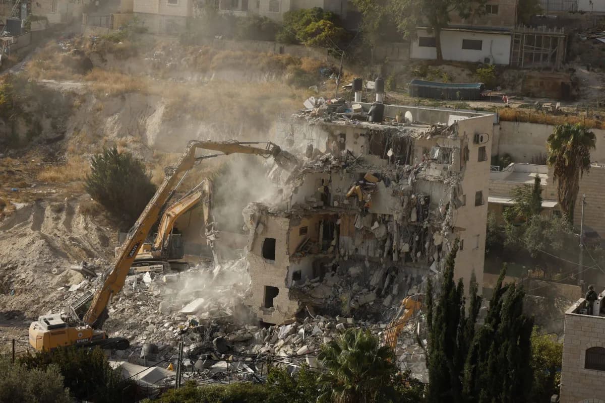 Israel starts demolishing Negev homes