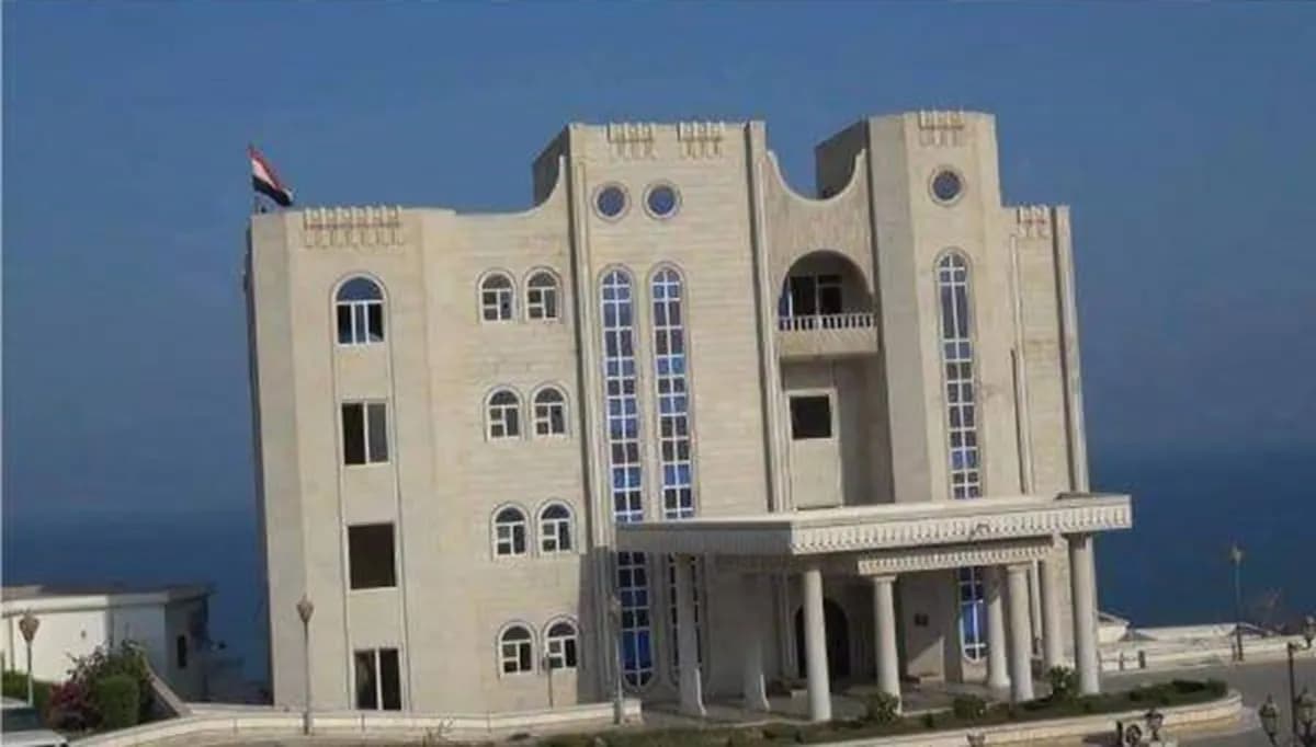 Houthi assault on Aden palace