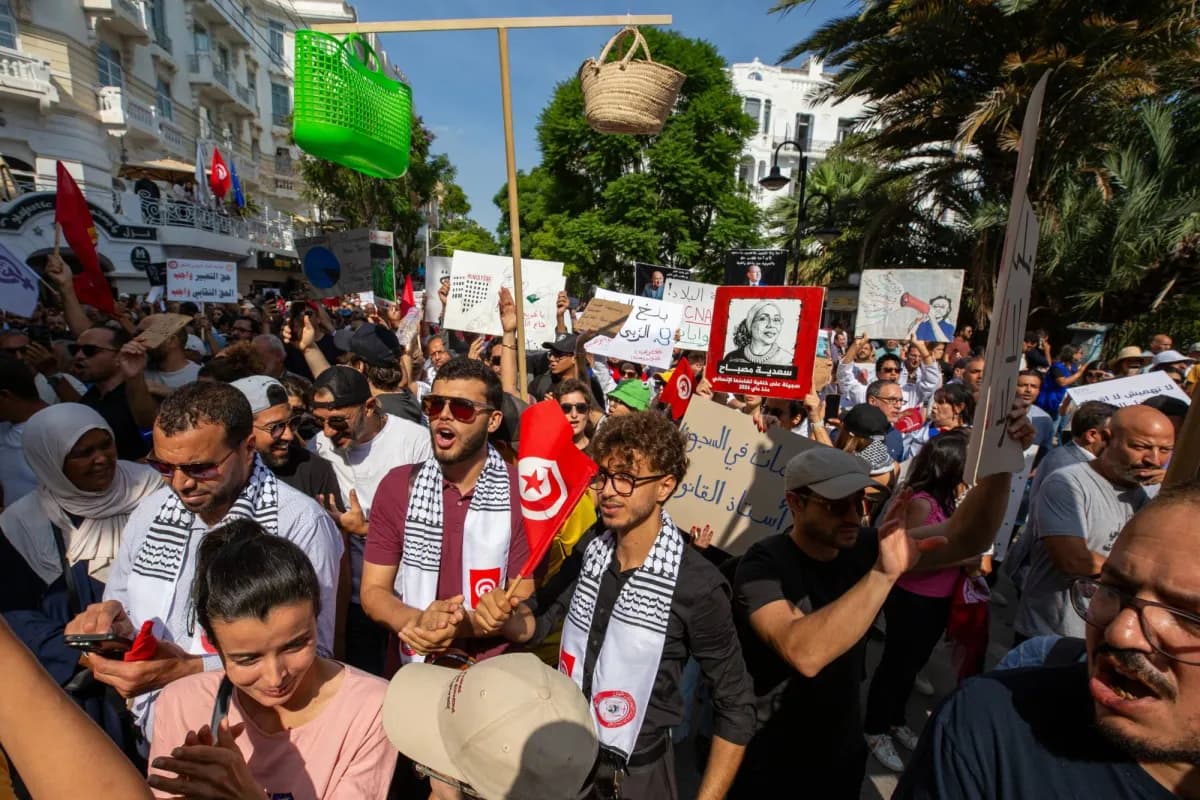 Tunisian government cut prices amid protests