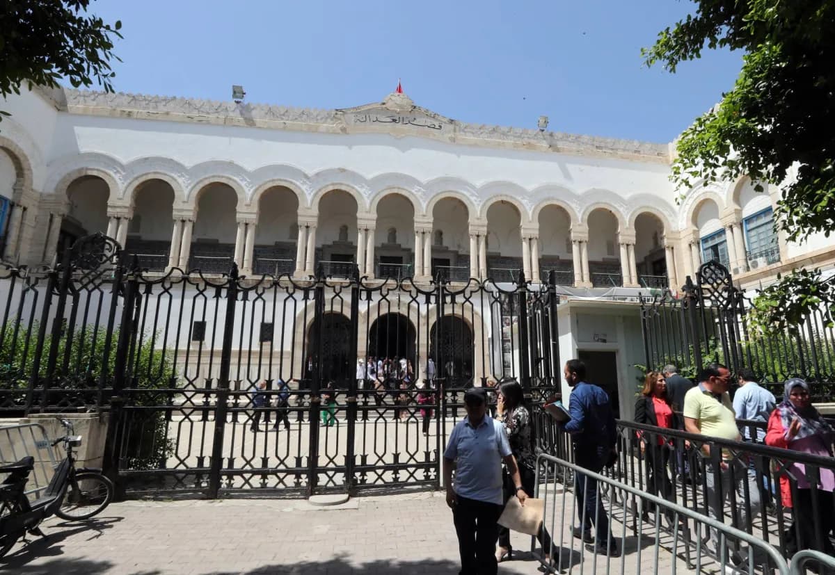 Tunisian court condemns activists