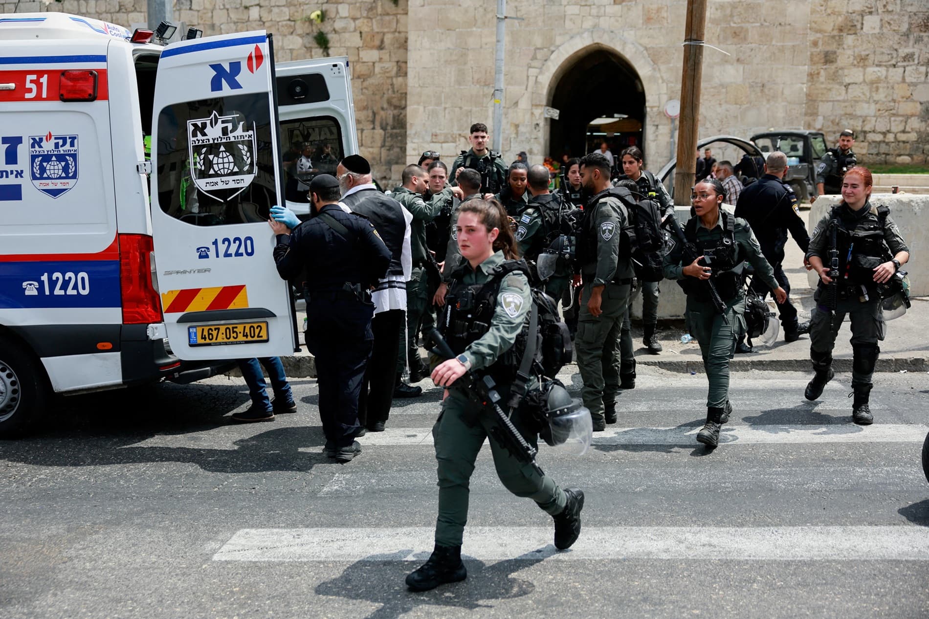 مستوطنون حريديم يوقفون طريقًا في القدس احتجاجًا على التجنيد