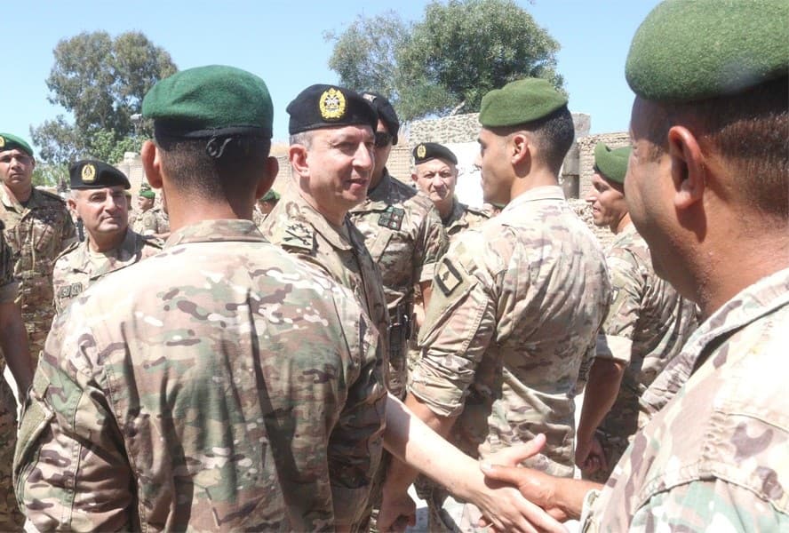 إسرائيل تهاجم بلدات جنوبية أثناء زيارة قائد الجيش