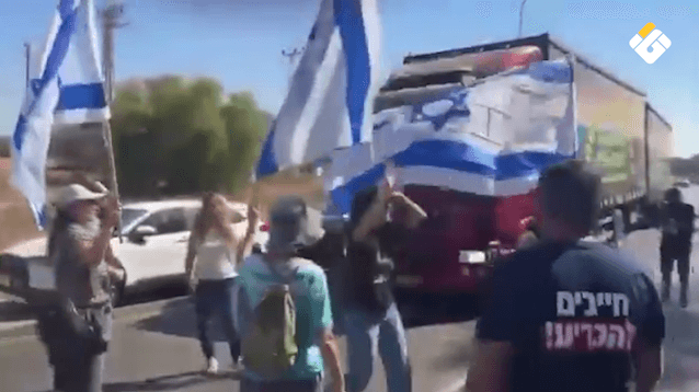 Settlers block Kerem Abu Salem crossing