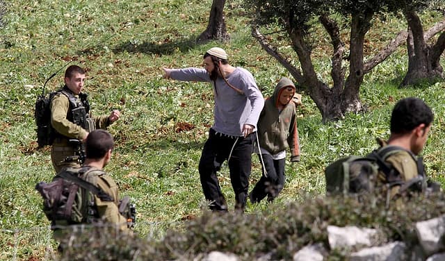 ثلاثة فلسطينيين مصابين في هجوم للمستوطنين