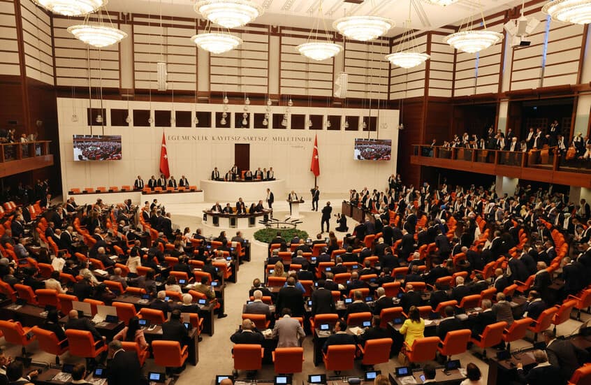 برلمان تركيا يمرر قانون نزع سلاح حزب العمال