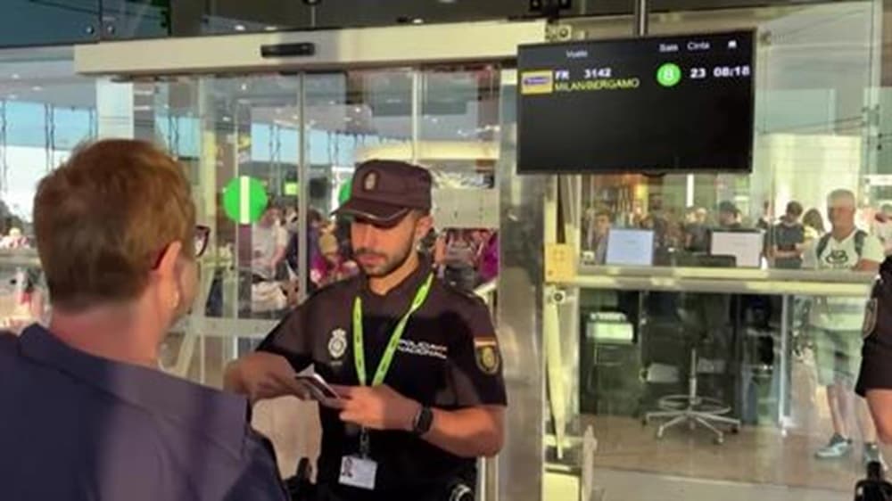 Spain page border checks for travelers from Italy