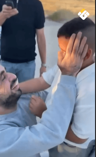 أسير محرر يحتضن طفله بعد عامين