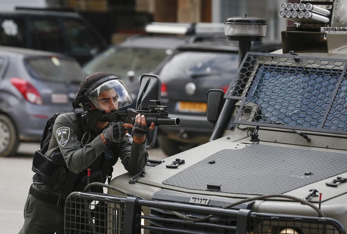Occupation forces raid Kafr Aqab and clear UNRWA shelter