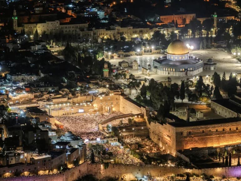 نتنياهو وآلاف المستوطنين يقتحمون حائط البراق