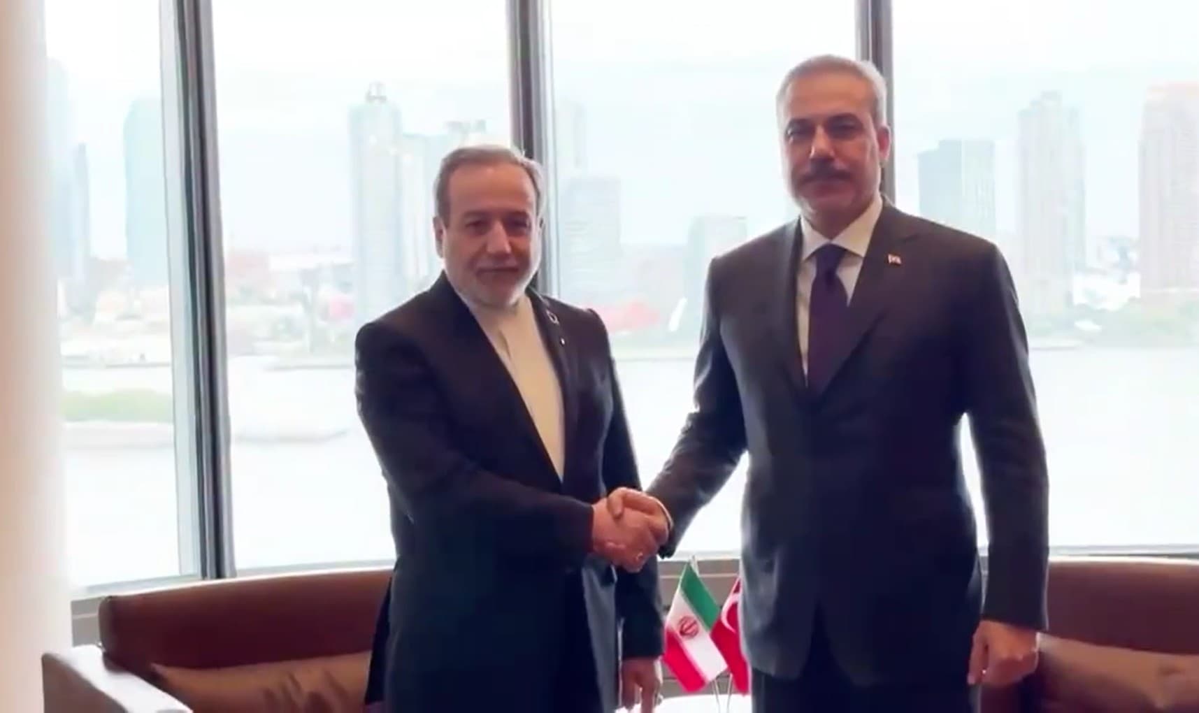 عراقجي يجري لقاء مع نظيره التركي