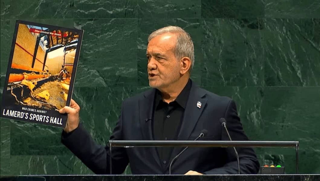 بزشكيان يهدي الرئيس السويسري كتاب عن جرائم أميركا ضد إيران