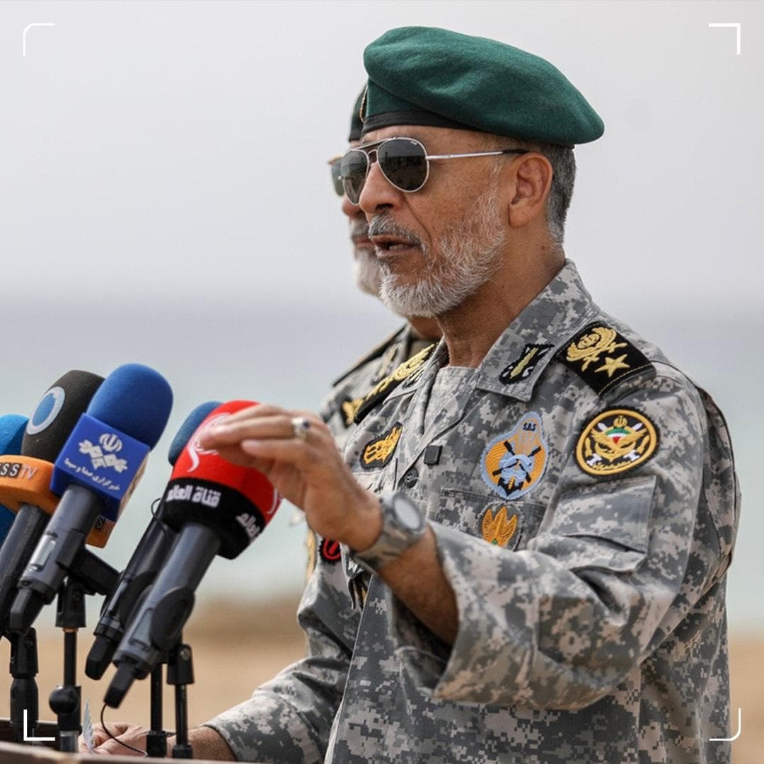 الأدميرال سياري يحذر من مخاطر الدخول غير المنسق إلى مضيق هرمز