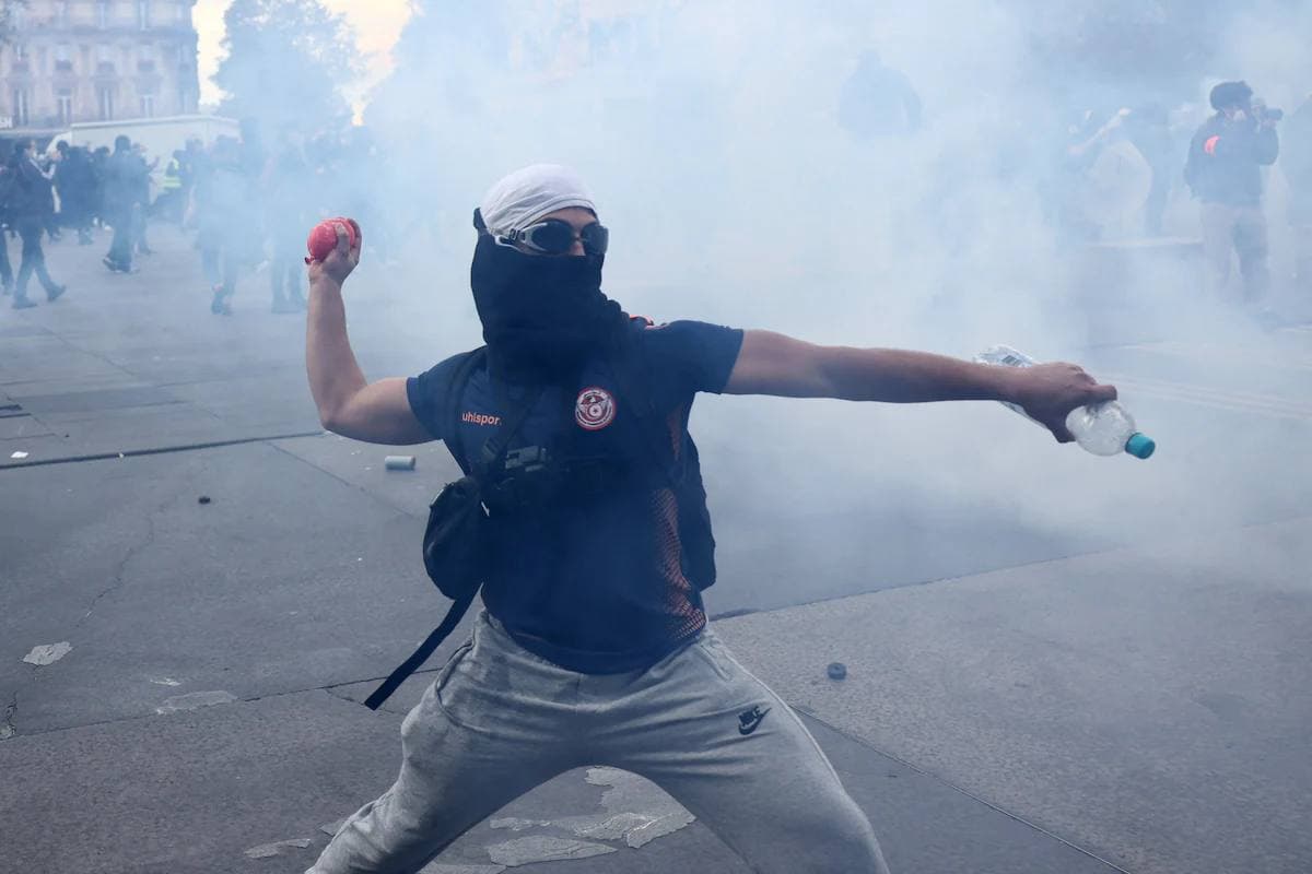 Photos of Paris protests by Reuters