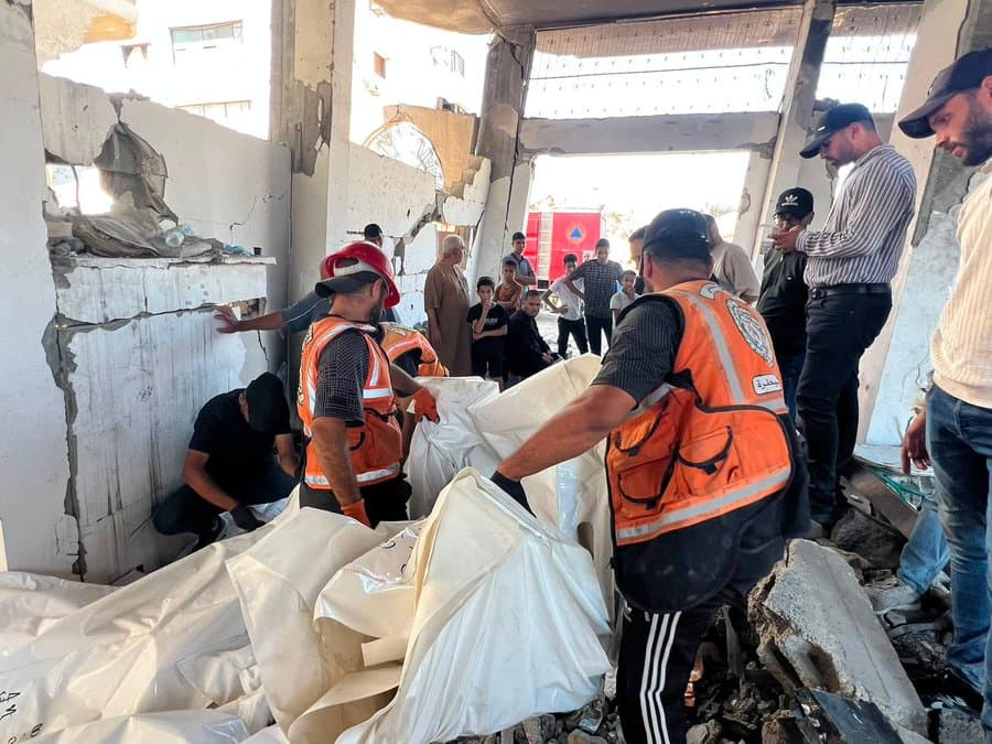 الدفاع المدني ينتشل 7 شهداء بغزة بعد 21 شهراً