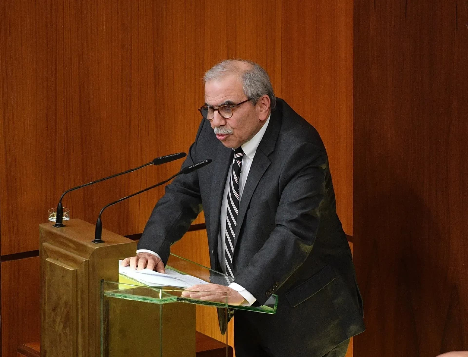 رئيس الحكومة يحافظ على وحدة السلطتين