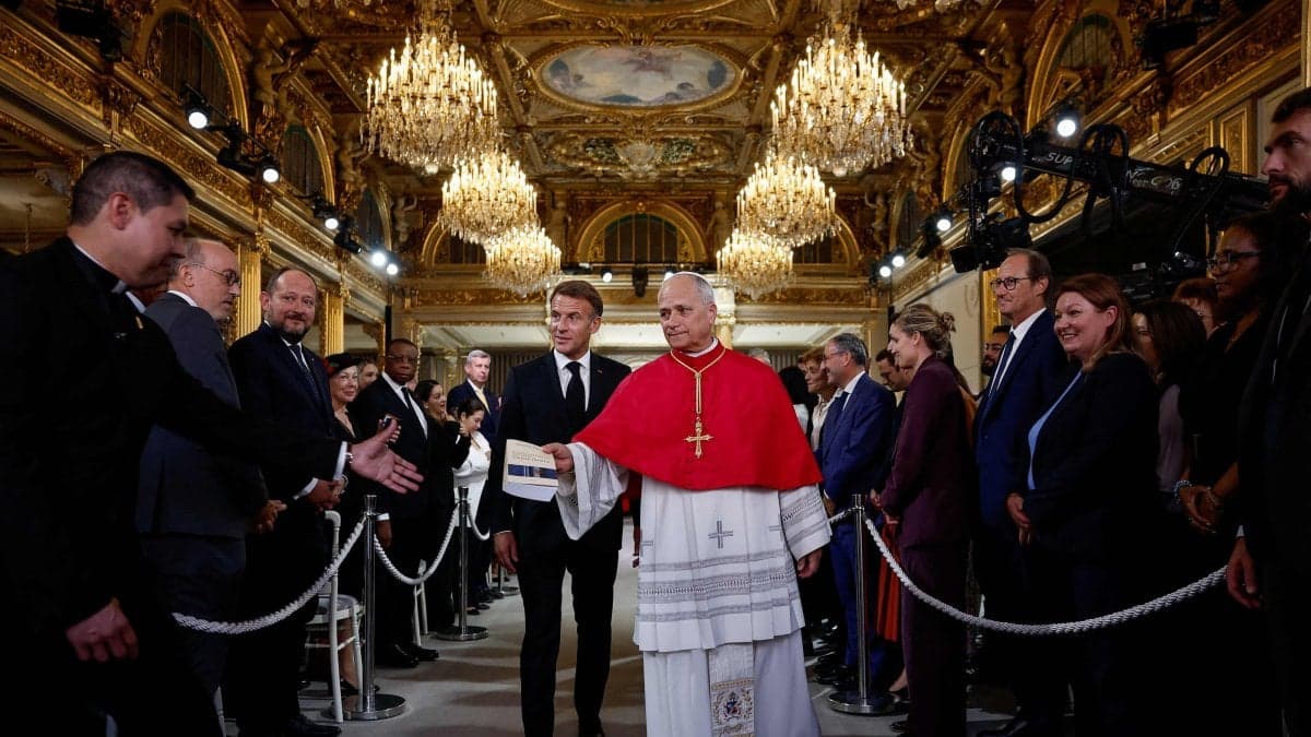 Pope dismantles French Berlin Wall